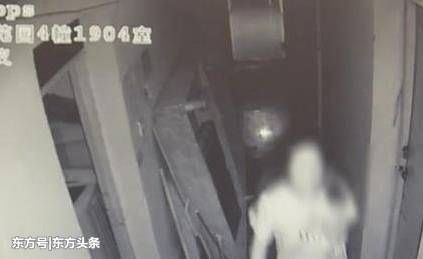 女子半夜惊醒，抬头发现一半裸男子站在卧室里，仔细一看差点吓晕