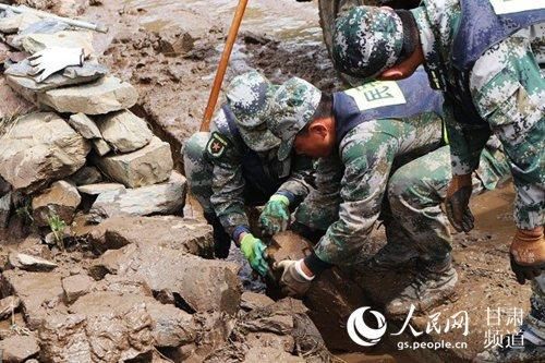 定西市组织七县区民兵奔赴岷县救灾