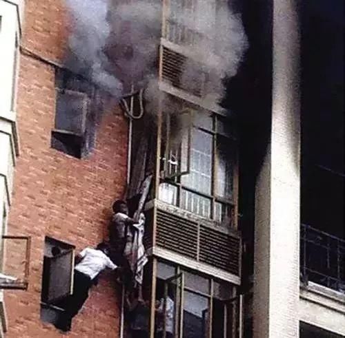 逃生反被烧伤?论消防逃生知识的重要性