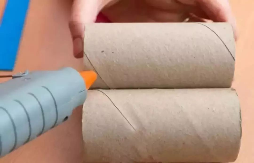 本文导读 家里的各种用完的东西都可以废物利用起来制作更有价值的东西,像是各种瓶瓶罐罐就可以来制作笔筒之类的手工,卫生纸筒是使用率非常高的一种手工制作材料了,我们下面就用卫生纸筒来制作儿童玩具,这样的彩虹望远镜是不是很漂亮呢? 小莉老师带你和孩子一起,唱儿歌、做手工。每天30分钟,既体验了语言的魅力,又增加了与孩子之间的交流,快一起来吧。 作者 丨小莉老师 本文由《幼儿园手工》编辑,转载须注明来源! 先来一首趣味儿歌 我们先听一首儿歌,和宝宝一起来唱。 纸筒迷彩望远镜 想看到很远很远的地方吗?做个望远镜吧