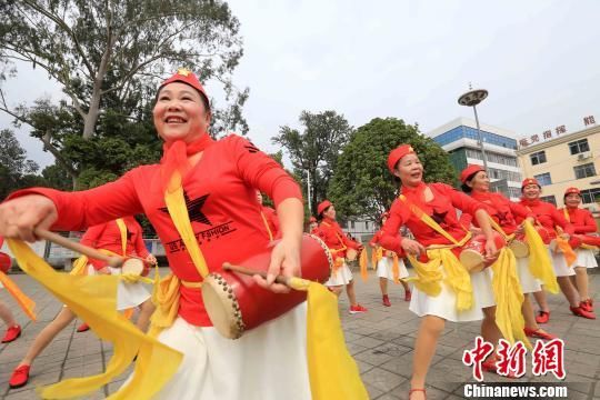 (新春见闻)广西民众街头举排灯扭腰鼓闹新春