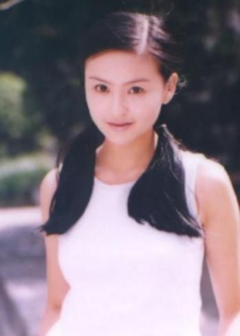 40岁戴娇倩生活太拮据？睡衣上油渍明显，住房简陋一进门就是厨房