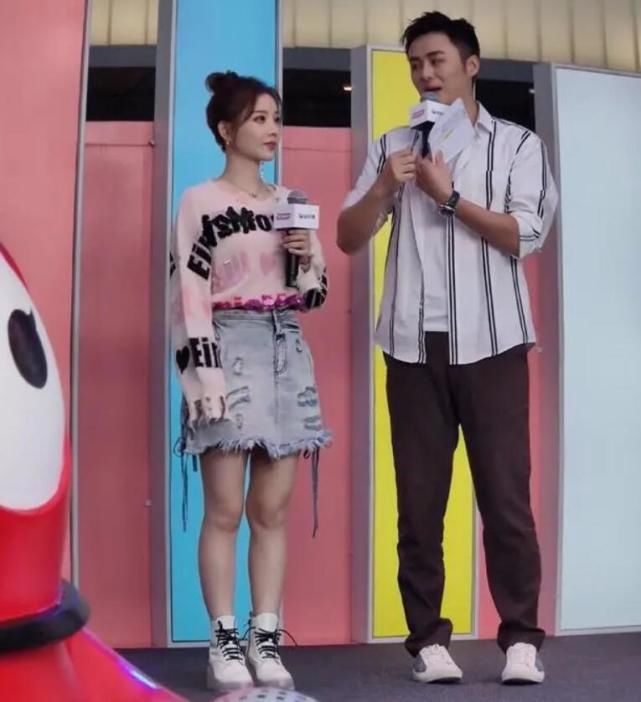 冯提莫参加线下活动，舞台上真实照片曝光，身高娇小腿很黑