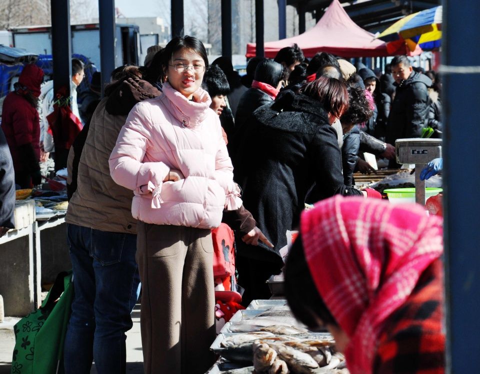 实拍初春青岛早市“白菜价”海鲜10元5斤 老渔民传授“洗鲜”技巧