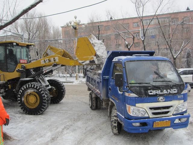 鸡西市迎来狗年首场大雪 环卫工人昼夜清雪保畅通