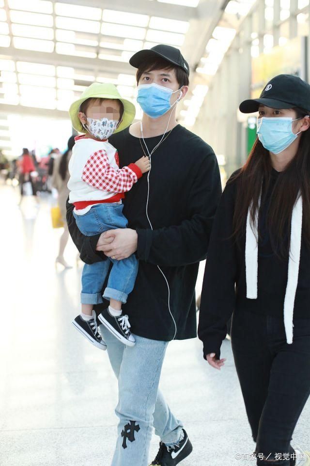 付辛博、颖儿牵女儿亮相机场 2岁小月亮正面照曝光软萌可爱