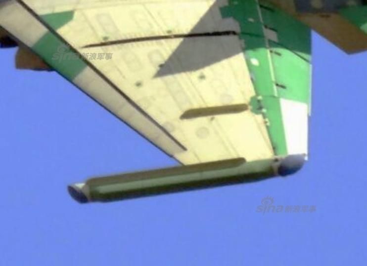 比肩美军EA-18G!我军歼15电子战机翼尖吊舱详