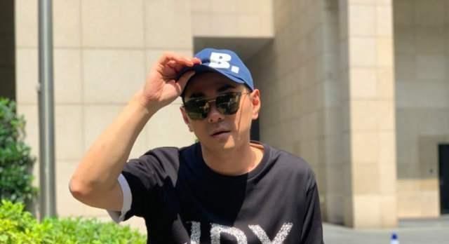 李晨妻子喜怀三胎,夫妻晚餐后悠闲漫步街头,孕肚还没李晨肚腩大 十博10bet官网