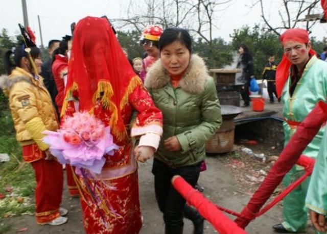 婆婆住院回娘家借钱被拒，回家后突然我手机屏幕一亮，我泪如雨下