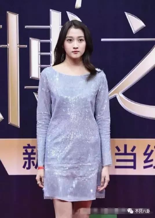 白色透视纱裙配秋衣秋裤,还带奶奶款珍珠链!关