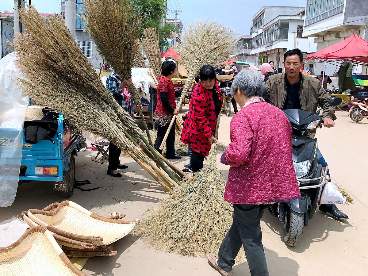 农忙就要到来了，农村大集上大簸箕小簸箕摆满了一条街