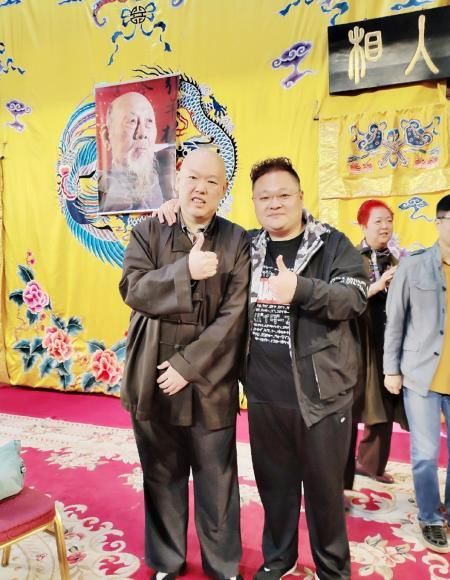 京剧名家田有亮弟子收徒，王玥波惊喜现身，退出德云社后怎样了？