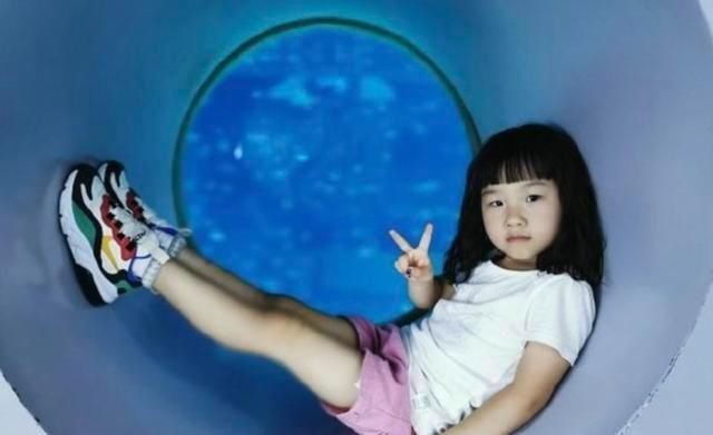 岳云鹏9岁女儿越长越漂亮，爱妻从手术中恢复，一家四口羡煞旁人