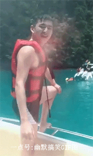 搞笑GIF 这招厉害了，空手变铁锤!
