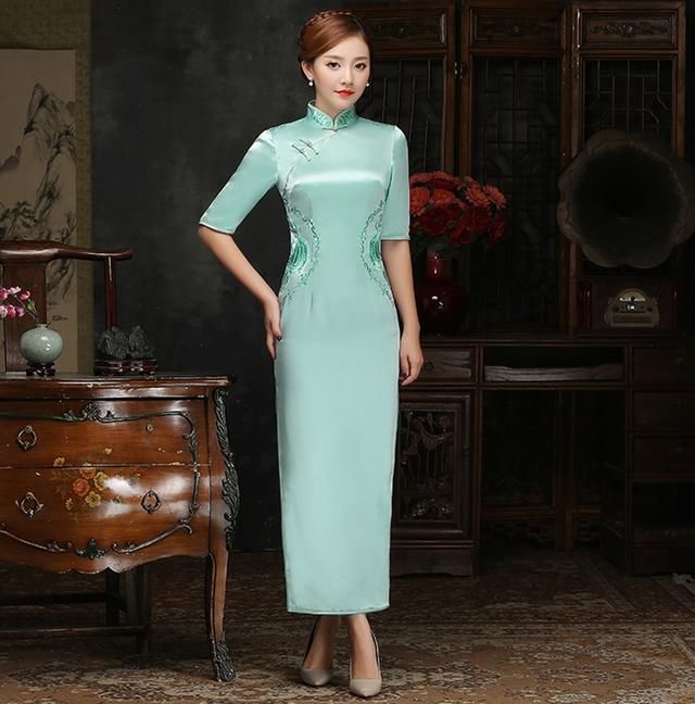 芊芊淑女着一身清新薄荷绿丝绸长款旗袍,尽显