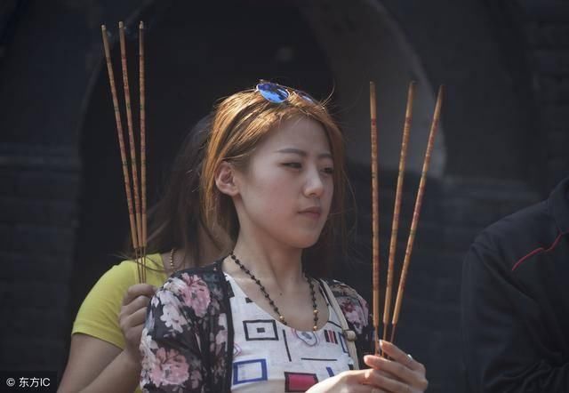 女子连生三子全都夭折，最后找算命的求助：你丈夫有人命在身