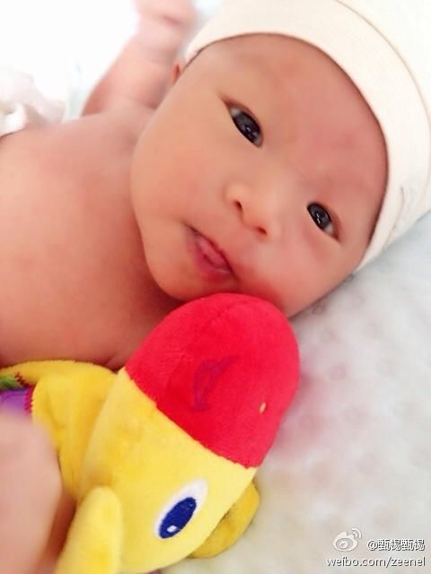 童年男神黄海冰二胎得女,首次晒照片,凑成一