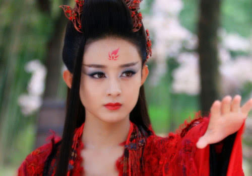 赵丽颖、刘诗诗、李沁黑化都是红衣服,而她却