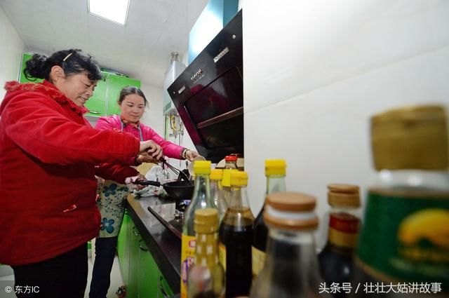 婆婆进城和我们过春节，孩子哭闹我让她先吃饭，再回桌我感动不已