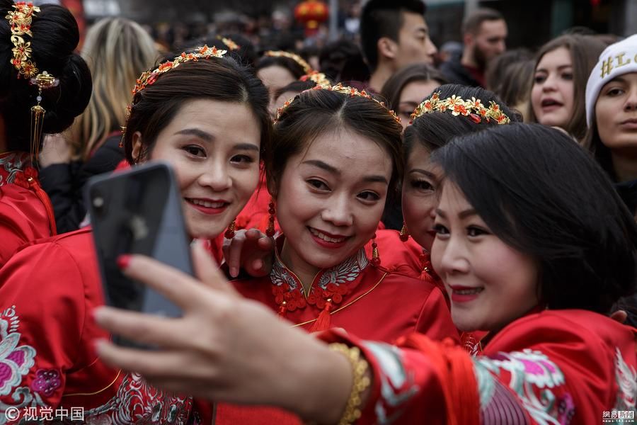 意大利华人游行庆祝春节 民众扮古装出行