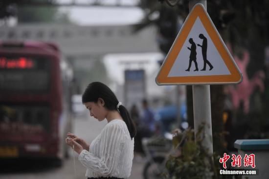 美国大学研究:刷社交软件加剧中年焦虑 对青年影响较弱