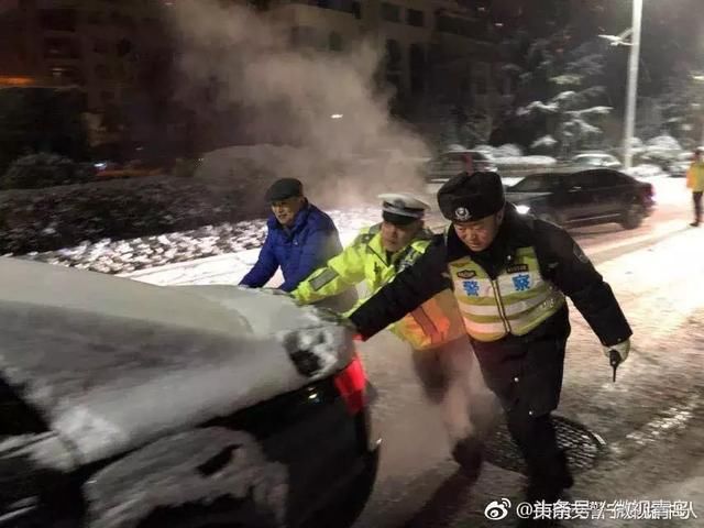 12℃+突降“暴”雪的夜晚，青岛那些不着急回家的人……致敬！