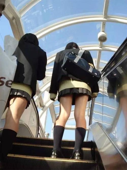 日本妹子校服短紧露竟是为了这