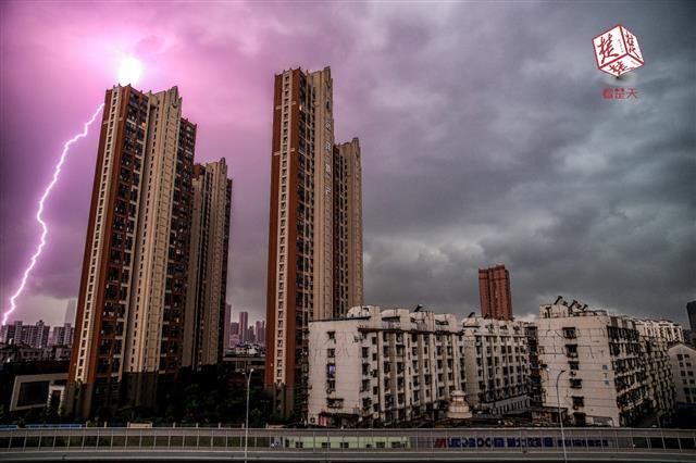 黑云、雷电、暴雨，末日大片即视感！1小时豪泼出一天的大雨量！