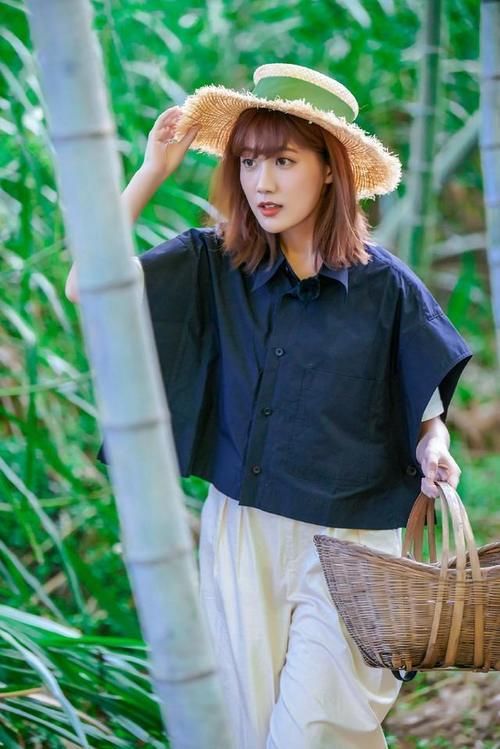 李艺彤村花造型，蝙蝠衫配阔腿裤美成邻家女孩，清纯又娇俏