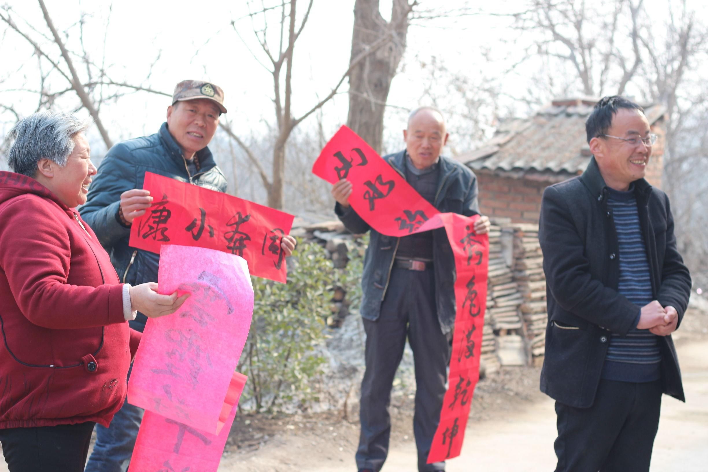 陕西农村的年味才叫浓，村干部给村民发对联，收到的村民都很幸福