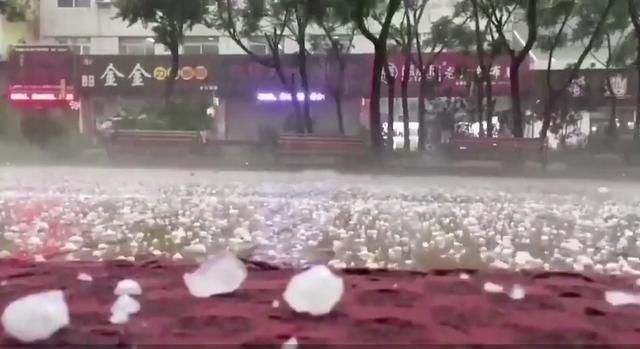 青岛突降大雨加冰雹，城市满地狼藉，车玻璃被毁，很多市民被砸哭