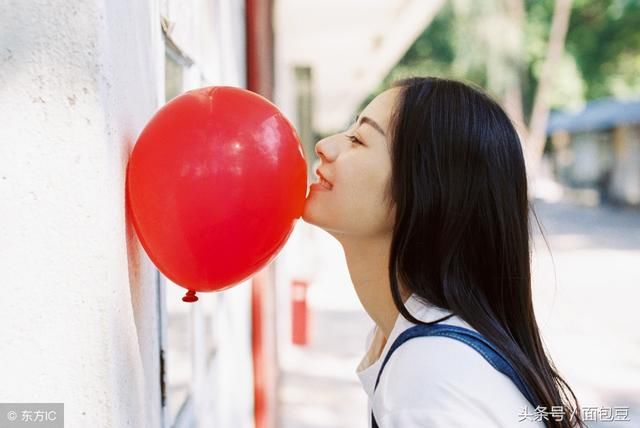 买菜时遇到前妻，寒暄过后女儿凑到我的耳边，我心里一颤泪从眼出