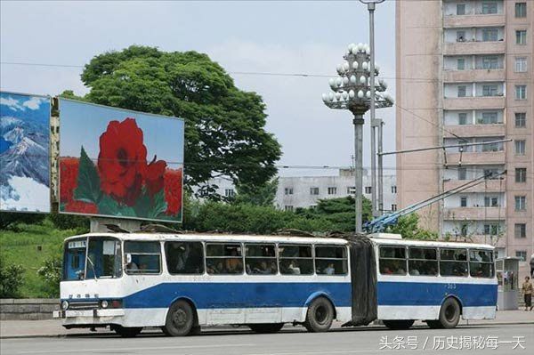 实拍朝鲜街头汽车 随处可见中国生产的解放和东风