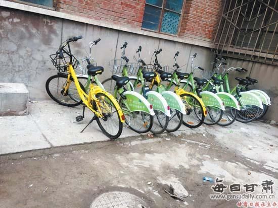 兰州30余辆共享单车藏身小区 居民呼吁快召回