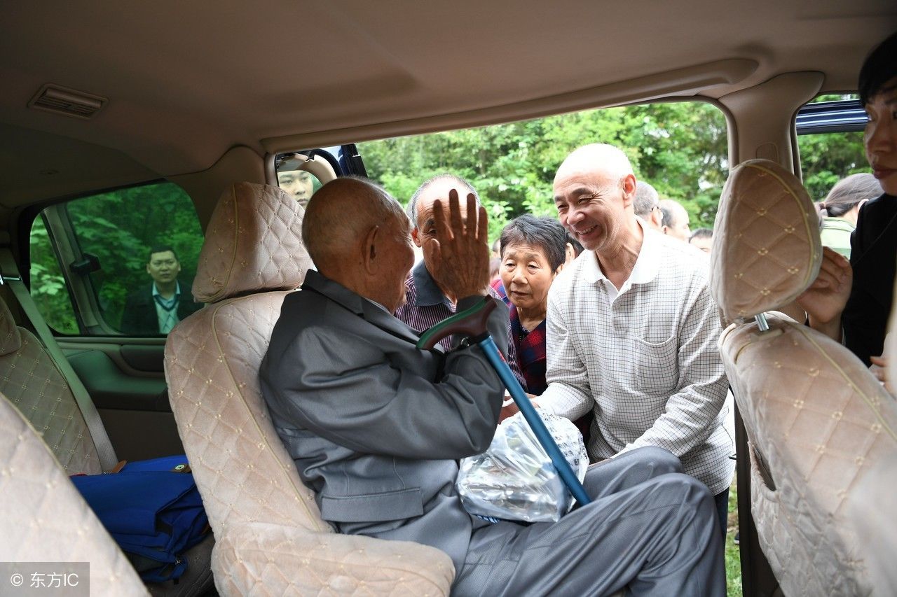 20岁离家抗日77年后回家，父母坟前跪拜敬香失声痛哭