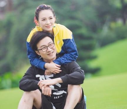 汪峰帮老婆章子怡拆头发,两人的坐姿?简直不能