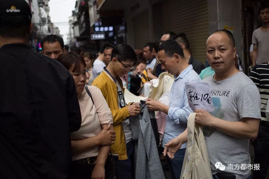 广州制衣厂开1万月薪!招工人龙1000米，应征者却稀稀疏疏