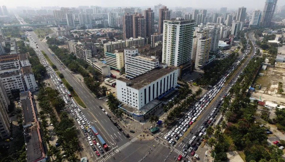 海南万车大滞留，海口到深圳机票近两万，还要中转哈尔滨!