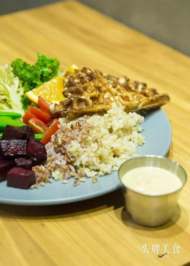 美国帅老板新开一家西式素食店,想让福州人吃