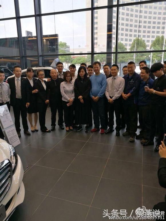 赵薇怀二胎?小肚微凸逛奔驰4S店,面容憔悴带