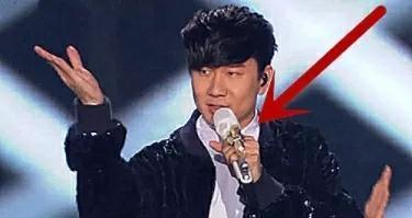 林俊杰跨年连唱4首歌,谁注意他手中的话筒打脸