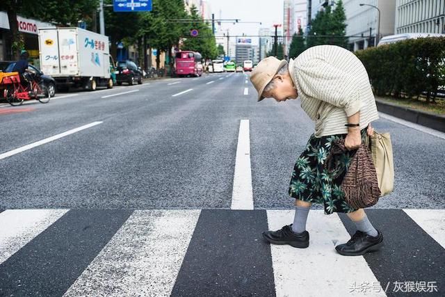 这名80岁的日本妇人仍然还要去工作？摄影师捕捉了令人难过的日本