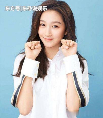 关晓彤帮鹿晗系鞋带,是不是爱的太卑微?网民: