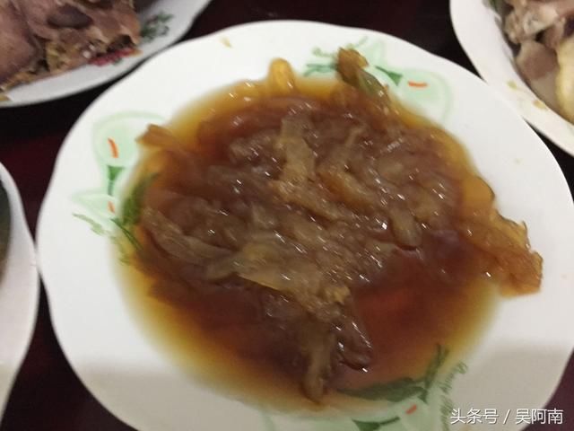 大姨妈家拜年,她却端了一大盘青菜招待我们,真相让我们感动