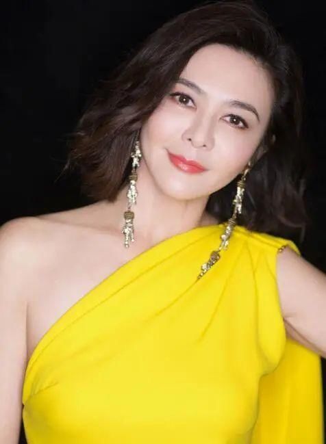 58岁十三姨颜值回春，直播气质出众，泡遍香江富豪如今形单影只