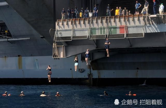 夏日40度高温美航母大兵受不了 集体弃船跳海去游泳