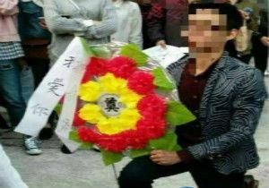 男子向女友求婚被拒绝，看到他手捧的“鲜花”后，路人却说他活该