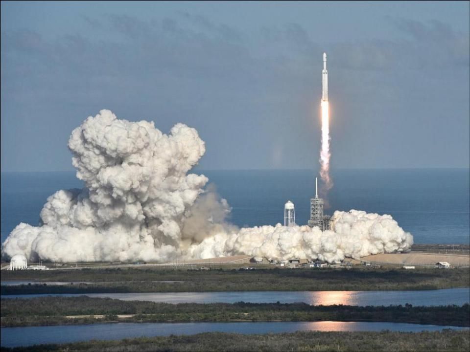 SpaceX猎鹰重型火箭回顾：它不是马斯克玩具，而是人类航天里程碑