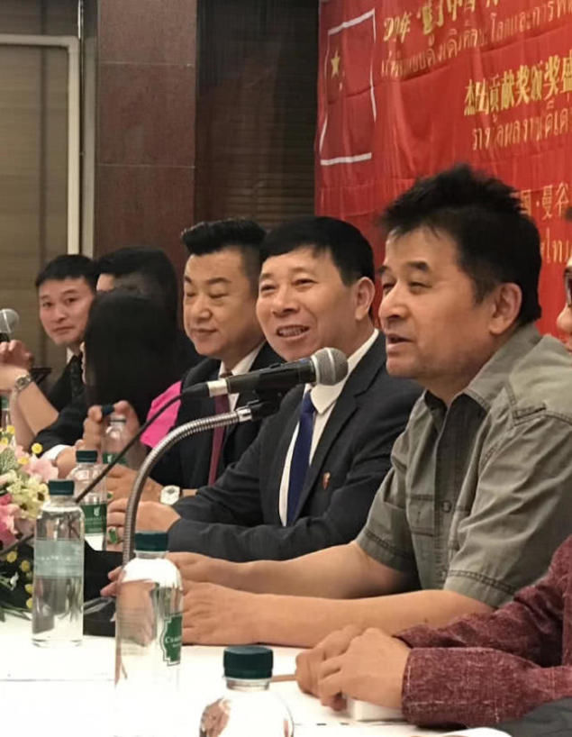 毕福剑被曝去泰国成为漫画家,近照颓废漫画不沧桑纳兰a近照嫣然图片
