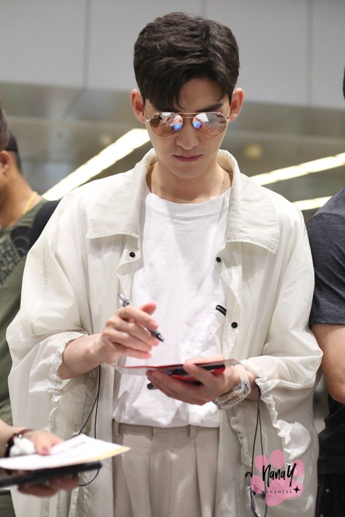 张翰戴墨镜穿风衣现身机场单手插兜又酷又帅,